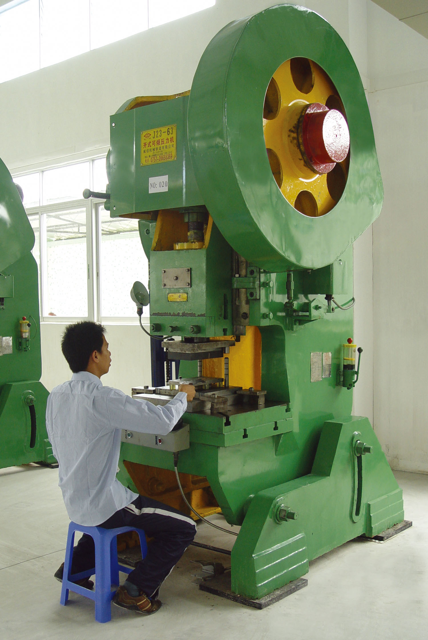 大門鎖（suǒ）開式可傾壓力機