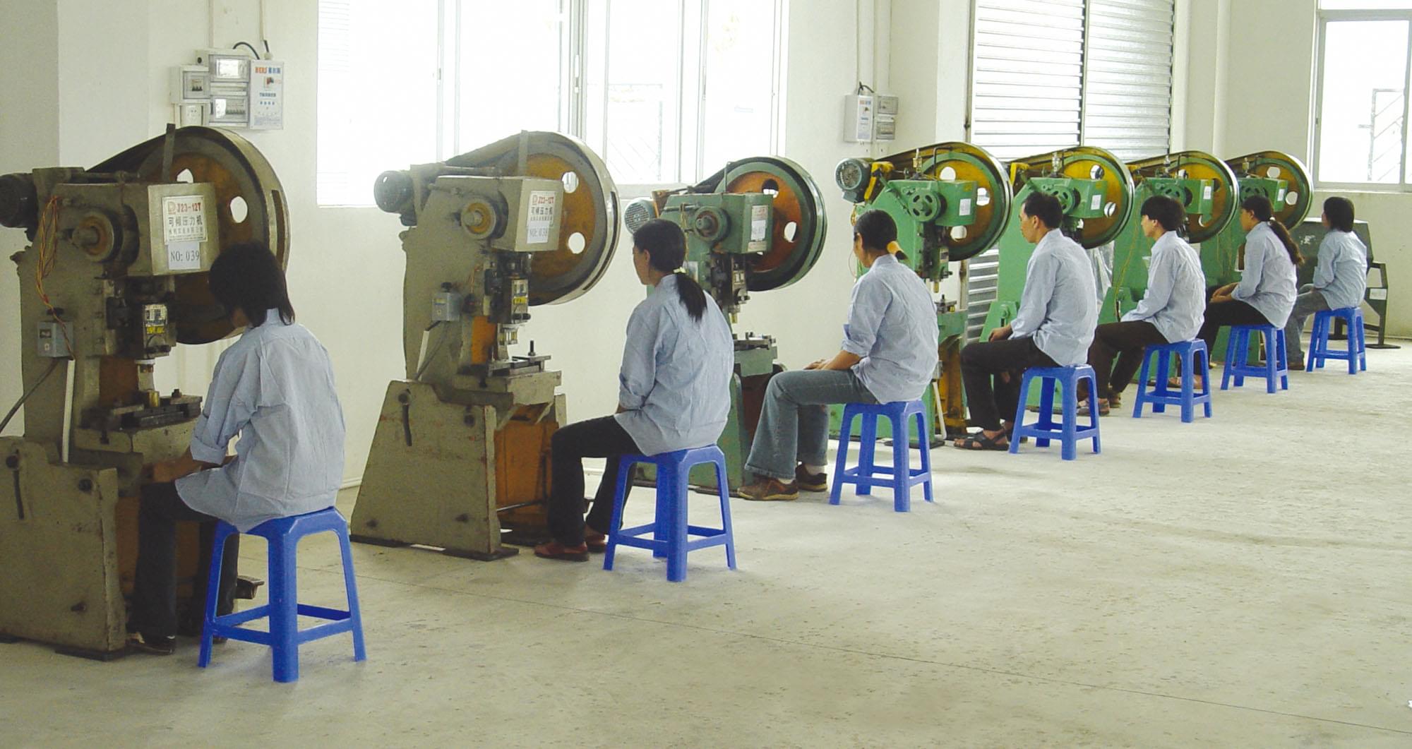 大門鎖衝壓車間一角