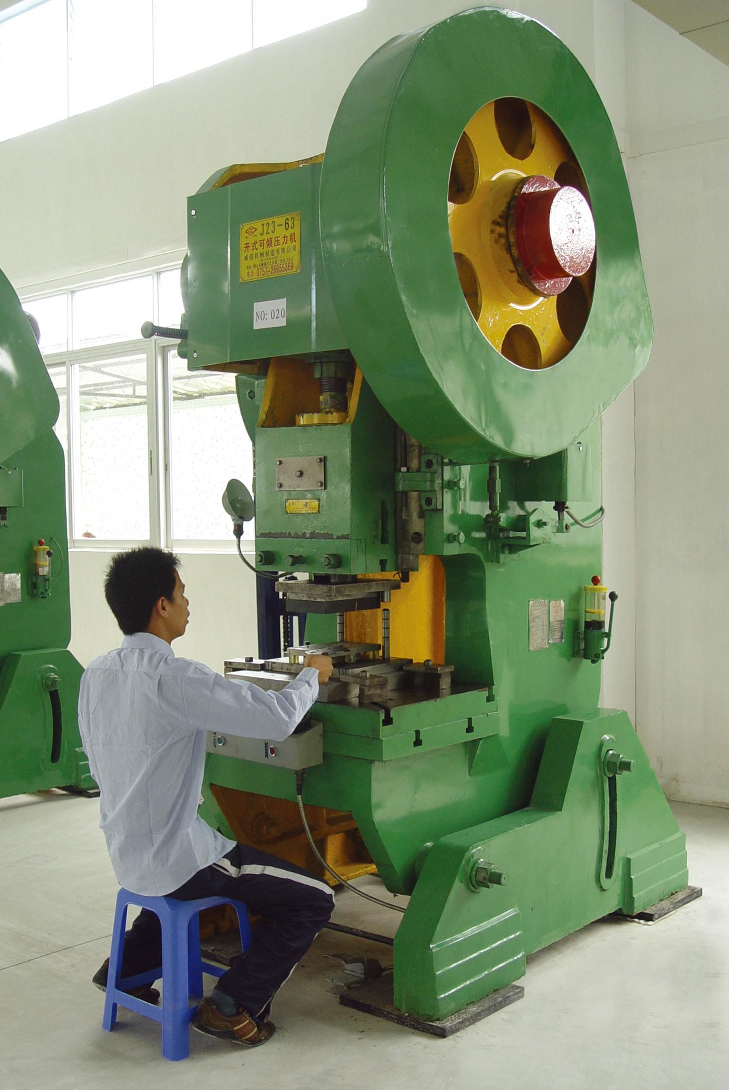 大門鎖開（kāi）式可傾壓力機