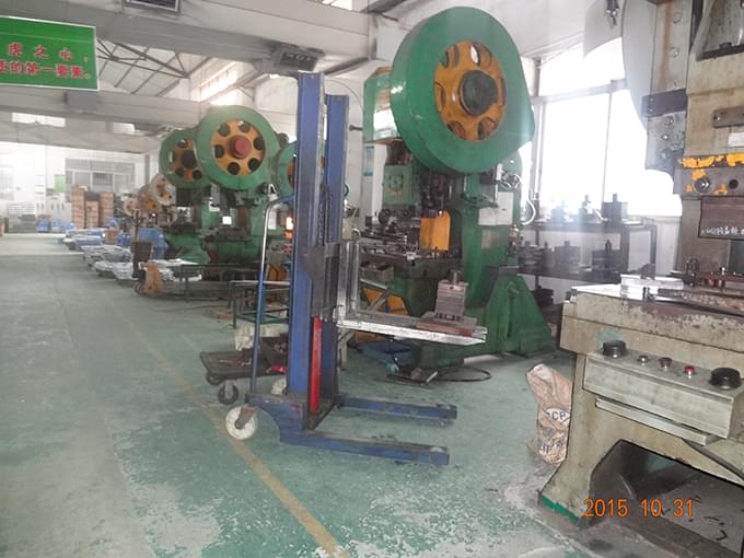 別（bié）墅門鎖重力壓鑄車間